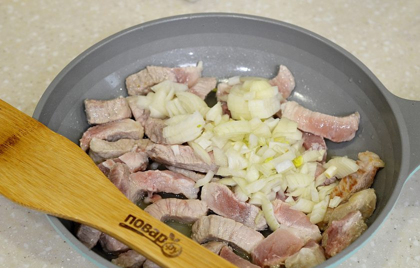 1. Этап. Курземес: 4. Лук вместе с мясом обжарьте до полуготовности.