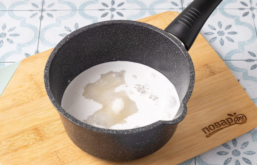 1. Этап. Десерт из тапиоки: Влейте кокосовое молоко, добавьте щепотку соли, сахар и ванильный ароматизатор. Доведите до кипения и варите на медленном огне 5-6 минут.