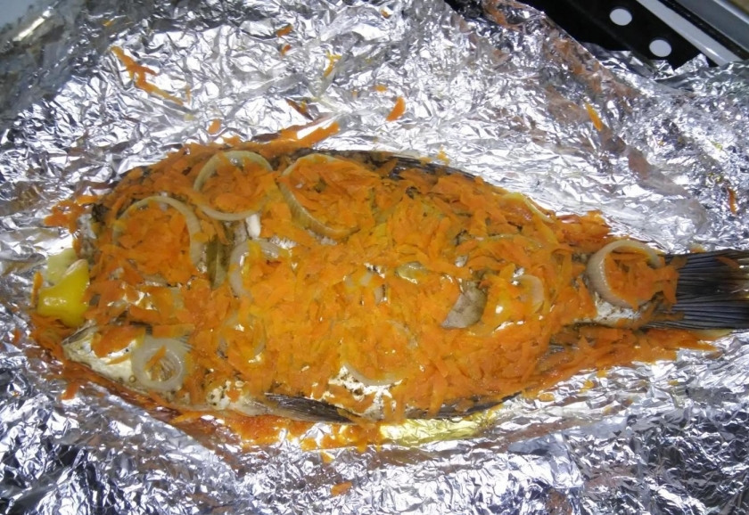 1. Этап. Лещ, запеченный в духовке: 8. Поскольку рыбка крупная, то выпекаю ее в разогретом до 180 градусов духовом шкафу около 90 минут.