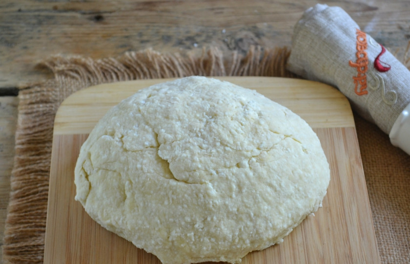 1. Этап. Ленивые вареники с творогом: Замесите однородное, мягкое тесто.
