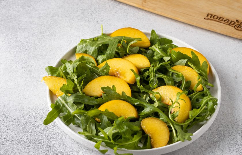 1. Этап. Салат с рукколой и персиками: Добавьте персики.