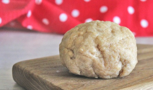 1. Этап. Киш «Осень»: Приготовить тесто. Для этого в чашку просеять 2 вида муки, влить растительное масло. Руками перетереть муку с растительным маслом в «мокрую» крошку, затем добавить молоко и замесить эластичное, не липнущее к рукам тесто. Тесту придать форму шара, завернуть в пищевую пленку и охладить в холодильнике около 30 минут.