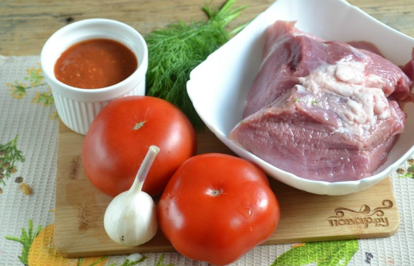 1. Этап. Гуляш из свинины с подливкой: 1. Приготовьте все необходимые продукты. В качестве главных ингредиентов нам понадобятся свиная вырезка, помидоры и чеснок. Помидоры нужно промыть, чеснок — очистить.