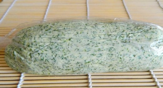 1. Этап. Рецепт чесночного масла сливочного: Выложите получившуюся массу на пищевую плёнку. Заверните её в брусок.