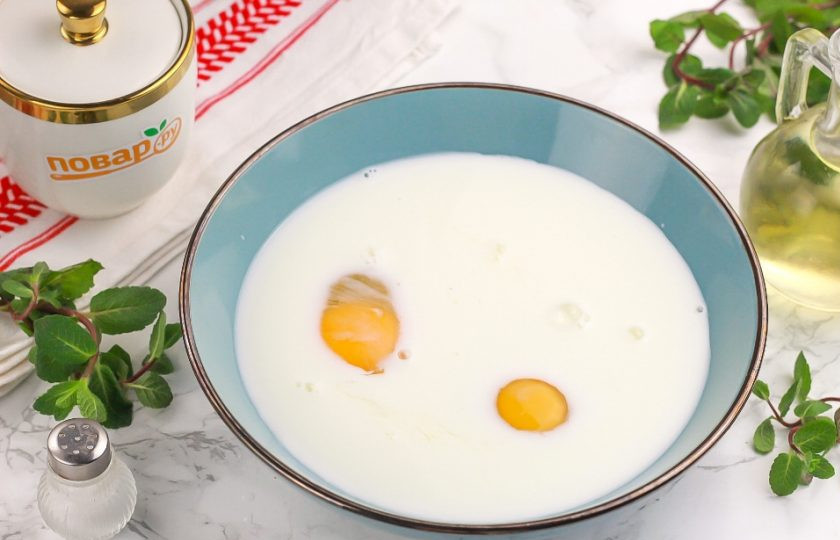 1. Этап. Обычные блины на молоке: Влейте в емкость молоко. Оно может быть как холодным, так и теплым, но не горячим, чтобы яичная масса не свернулась.