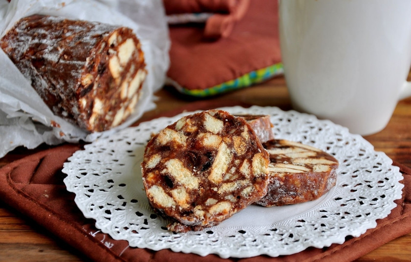 1. Этап. Шоколадная колбаса со сгущенкой: Перед подачей на стол разверните колбаску и нарежьте ее кружочками. Предварительно можете извалять ее в сахарной пудре.