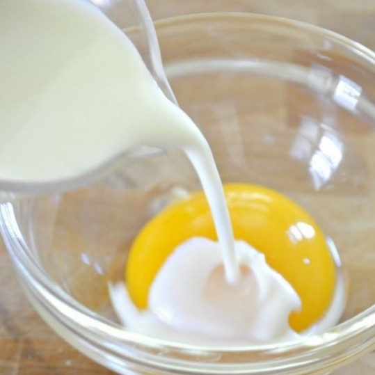 1. Этап. Пирог с черникой и персиками по-деревенски: В небольшой мисочке смешиваем желток с молоком.