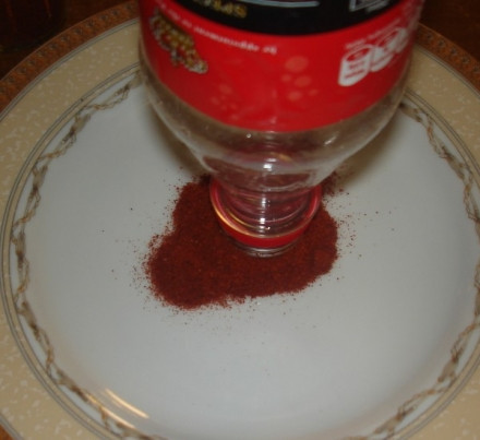 1. Этап. Пироги на пару: Чтобы пироги напоминали по форме грибочки, смочите горло пластиковой бутылки в воде а затем окуните его в паприку. Слегка придавите пирожок и проверните, получится небольшое углубление, напоминающее шампиньон. Далее, готовим пироги в пароварке, примерно 40-50 минут.