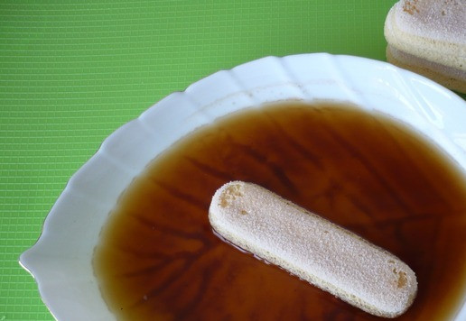 1. Этап. Леопардовый тирамису: Обмакните печенье савоярди в приготовленный кофе.