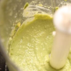 1. Этап. Лосось с соусом из авокадо: Взбиваем соус из авокадо до однородной консистенции.