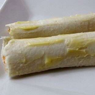 1. Этап. Закуска с Паниром: Обмазываем роллы сливочным маслом.