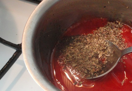 1. Этап. Кабачки по-итальянски: 4. Перемешиваем наш соус и добавляем приправы. Я обычно использую базилик и орегано. Теперь ставим соус на слабый огонь и варим около 5 минут в конце добавляем чеснок и по желанию столовую ложку лимонного сока (можно без него). Пропариваем соус еще несколько минут и снимаем с огня.