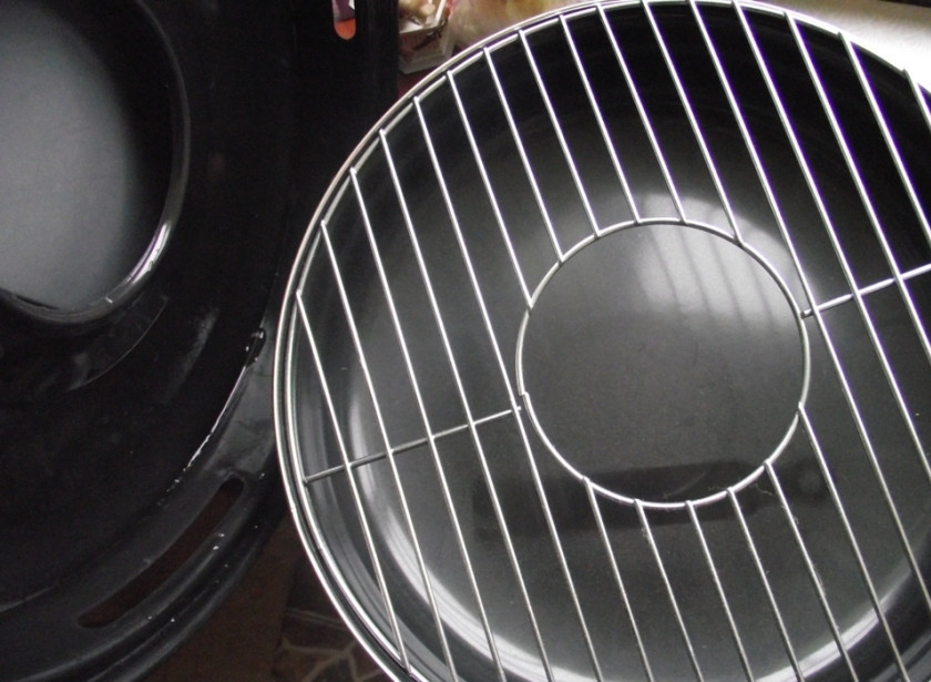 1. Этап. Домашняя колбаса из индейки в кишке: Готовится колбаса быстро, жарить можете на сковороде гриль, на решетке по 15 минут с каждой стороны, до золотистого цвета. Или можете запечь её в духовке при 200 градусах, тоже минут 30-35, переворачивая.