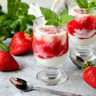 Йогурт клубничный