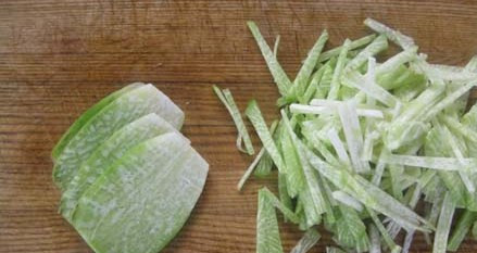 1. Этап. Лагман с капустой: Редьку порезать соломкой.