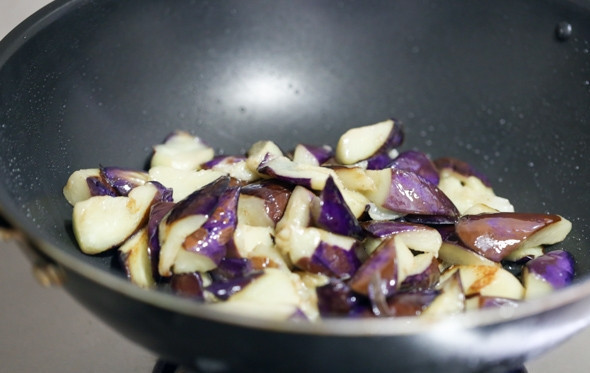 1. Этап. Тушеные баклажаны с мясом: 3. На сковороде разогрейте немного растительного масла. Выложите баклажаны и на сильном огне обжарьте минут 5-7, помешивая.