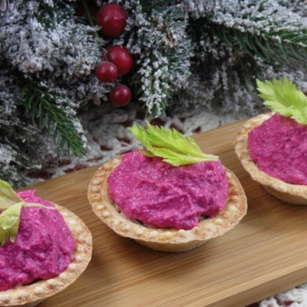 Тарталетки с тунцом и свекольным паштетом