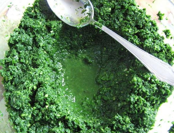 1. Этап. Аджика из петрушки на зиму: Готовую смесь посолите по вкусу. Сделайте воронку в центре смеси и влейте уксус, смешайте его с соком аджики и затем со всей смесью. Дайте немного настояться и закатайте в стерилизованные банки или просто закройте крышкой и отправьте в холодильник.