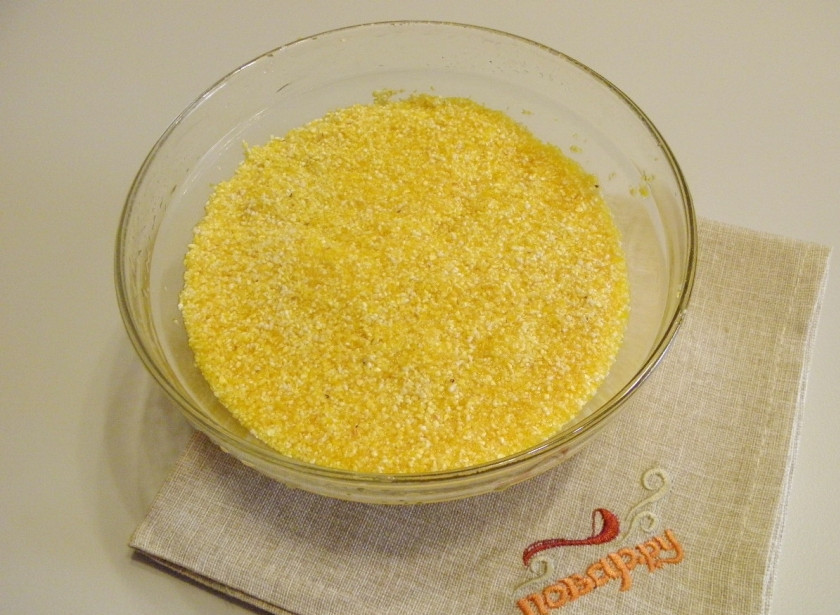 1. Этап. Каша кукурузная на воде: Отмерьте кукурузную крупу, промойте её тщательно под проточной водой в глубокой таре. Все порченые зерна обычно всплывают вверх.