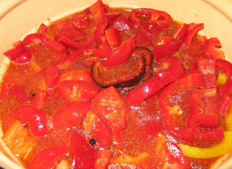 1. Этап. Лечо из перца: 3. Болгарский перец добавьте в помидорную массу со специями и варите в течение 35-40 минут.