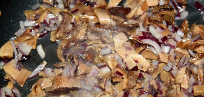 1. Этап. Штрудель с курицей и грибами: Добавили грибы, жарим минут 5-7.