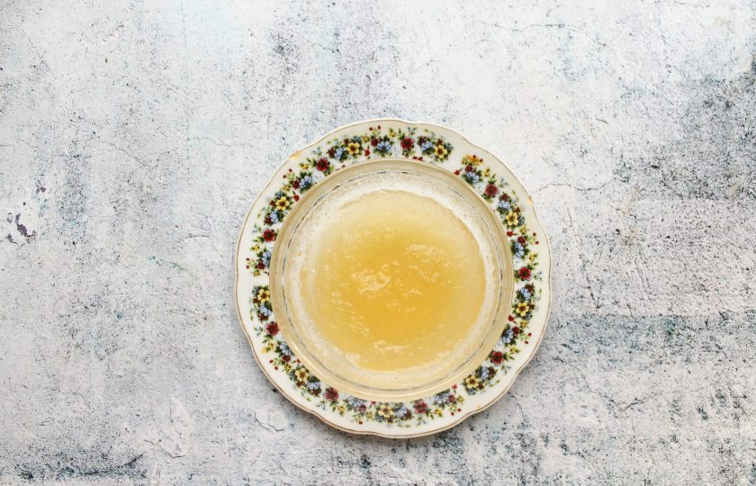 1. Этап. Банановый торт суфле: Желатин залейте холодной, кипячёной водой и дайте постоять 30-40 минут до набухания. Или следуйте инструкции к вашему виду желатина.