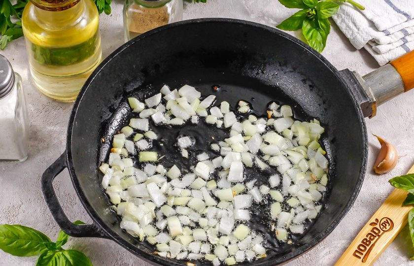 1. Этап. Лосось в томатном соусе: Очистите чеснок. Половину луковицы и чеснок нарежьте мелким кубиком и отпассеруйте в растительном масле на сковороде примерно 3-4 минуты.