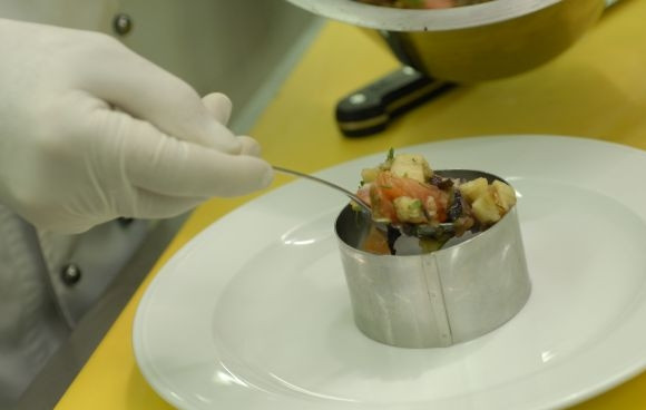 1. Этап. Салат из овощей гриль: Выкладываем салат в салатную форму утрамбовываем, снимаем обруч и готово!