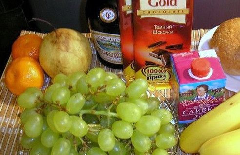 1. Этап. Шоколадное фондю с фруктами: Подготовьте необходимые ингредиенты.