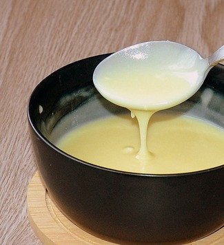 1. Этап. Глазурь из белого шоколада: Поставить в холодильник минут на 10-15.