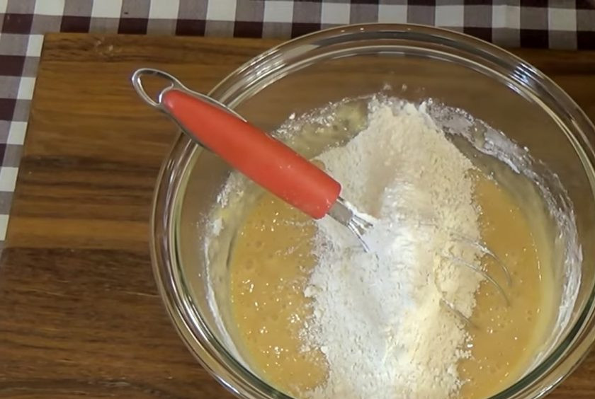 1. Этап. Торт Медовые соты: 2. Снимите смесь с огня, добавьте соду и размешайте. Добавьте сливочное масло и размешайте до полного его растворения. Небольшими порциями добавьте муку и замесите тесто.