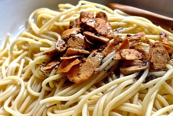 1. Этап. Спагетти с чесноком и петрушкой: 9. Выложите к спагетти горячее масло с чесноком.