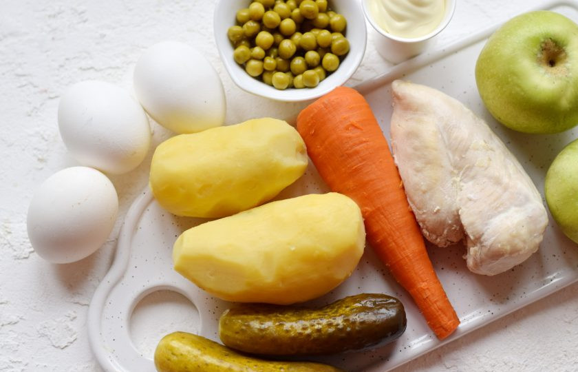 1. Этап. Салат Столичный с яблоком: Подготовьте необходимые ингредиенты. Заранее отварите все овощи (картофель, морковь).