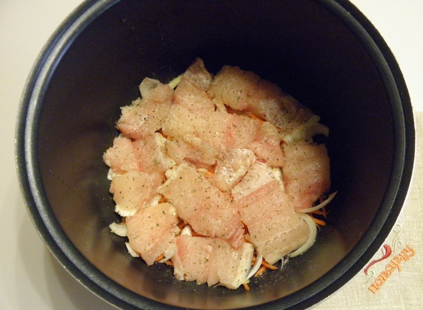 1. Этап. Пангасиус в мультиварке: На дно кастрюли мультиварки налейте растительное масло. Уложите овощи, посолите, сверху выложите рыбу, соль и специи используйте по вкусу.