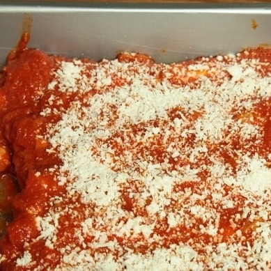 1. Этап. Каннеллони по-неаполитански: Выкладываем в форму для запекания, смазанную маслом. Заливаем соусом (это может быть бешамель, может быть томатный). Посыпаем тертым сыром и отправляем в духовку на 180 градусов и запекаем 20 минут.