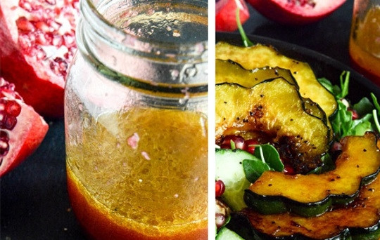 1. Этап. Салат из тыквы и рукколы с орехами и гранатом: 4. Выложите рукколу в салатник, чуть подсолите и поперчите при желании. Добавьте остальные ингредиенты. Для приготовления заправки соедините оливковое масло, гранатовый сок, уксус. Пропустите через пресс чеснок, натрите на мелкой терке корень имбиря. Все как следует перемешайте. Добавьте соль, сахар, перец.