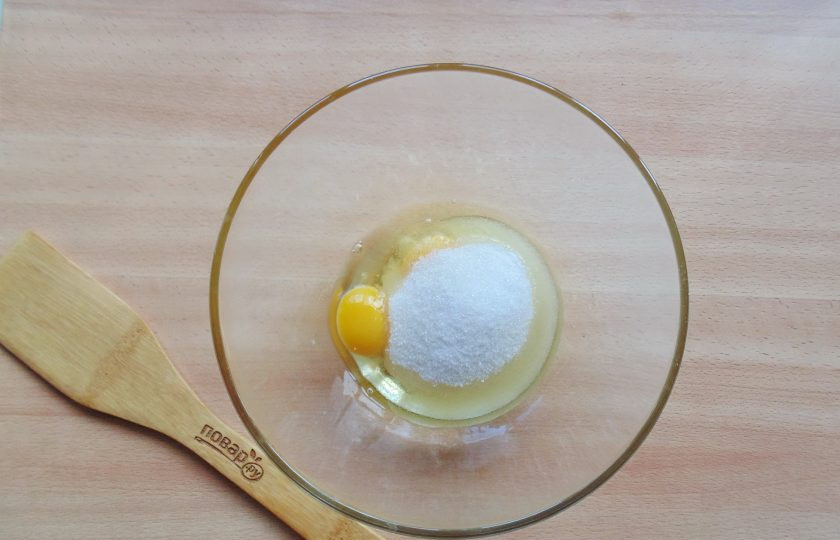 1. Этап. Простой ягодный пирог: Насыпьте в яйца сахар, щепотку соли и ванильный сахар.