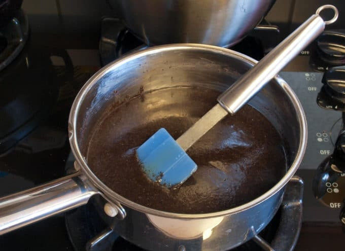 1. Этап. Рулет с начинкой из мака: 2. Затем влейте оставшееся молоко. Варите ещё одну минуту, помешивая. Потом смесь остудите и уберите в холодильник.