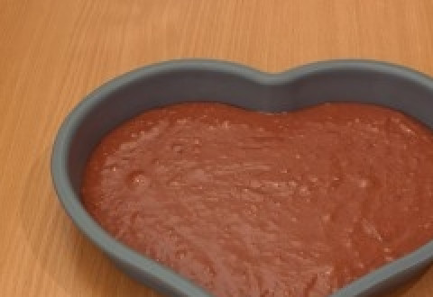 1. Этап. Торт На день влюбленных: Затем разрыхлитель и муку. Замесите густое тесто. Вылейте в форму для выпекания, желательно в виде сердечка. И выпекайте в разогретой на 180 градусов духовке 25 минут.