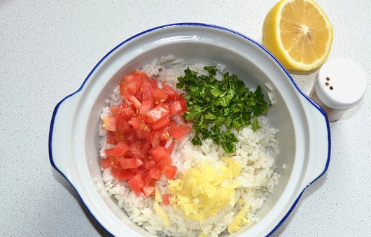 1. Этап. Фаршированный кальмар на гриле: Добавьте сок лимона и немного перца. Перемешайте начинку.