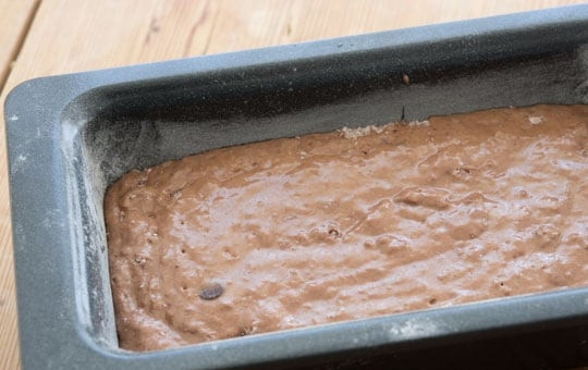 1. Этап. Шоколадно-банановый кекс: 3. Разогрейте духовку до 175 градусов. Подготовьте емкость для выпекания, смажьте ее маслом с помощью кисточки или сухого бумажного полотенца, посыпьте мукой и переверните, чтобы лишняя мука высыпалась. Вылейте тесто в форму и поставьте в духовку. Выпекайте в течение 40-50 минут.