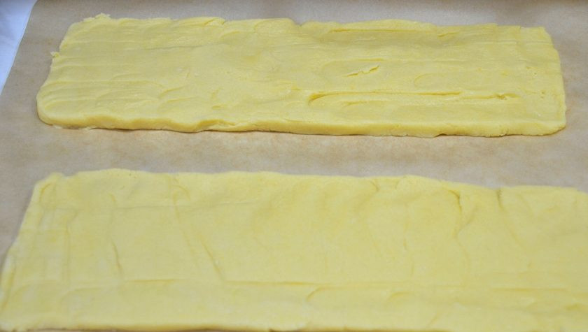 1. Этап. Пирог с грушами и сливами: Сделайте из теста два прямоугольника.