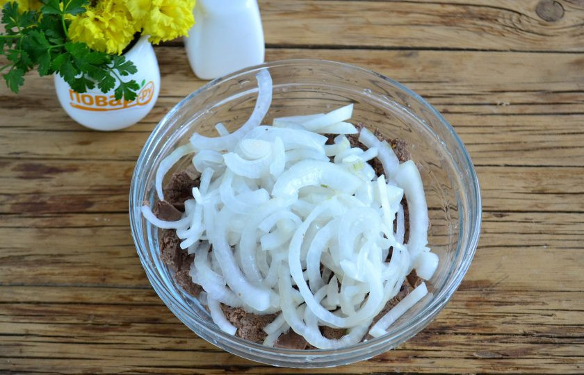 1. Этап. Салат из печени с маринованным луком: Лук отожмите от маринада и смешайте с нарезанной печенью.