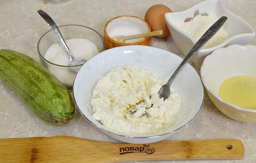 1. Этап. Сырники из кабачков: 1. Подготовьте необходимые ингредиенты.