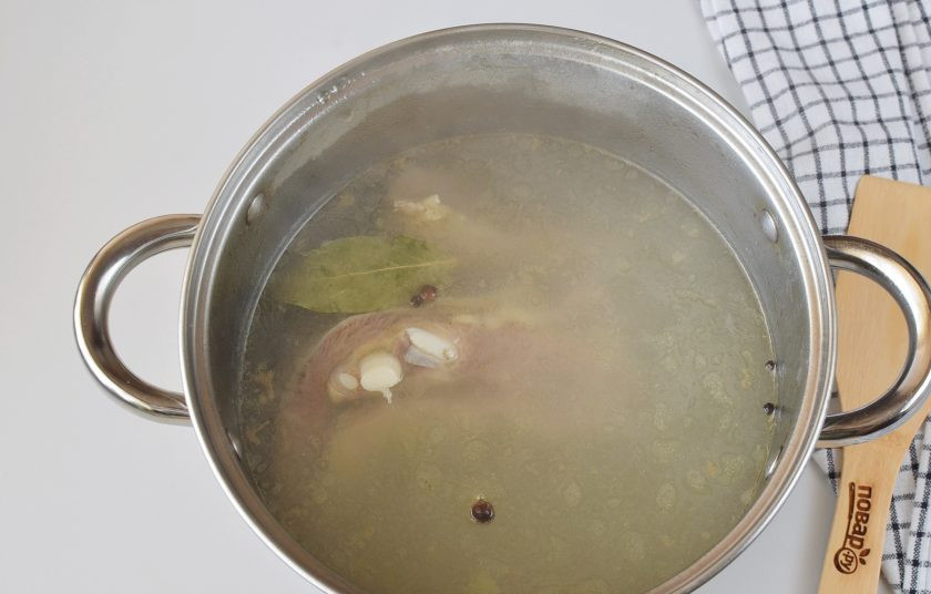 1. Этап. Борщ из маринованной свеклы: За 10 минут до конца варки бульона добавьте соль, лавровый лист и перцы горошком и душистый. Проварите 10 минут, потом лавровый лист и перчинки уберите с бульона.