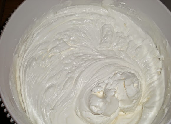 1. Этап. Пляцки львовские: Готовим крем. Сметану взбейте с сахаром и ванильным сахаром до густоты. Сахар добавляйте по вкусу.