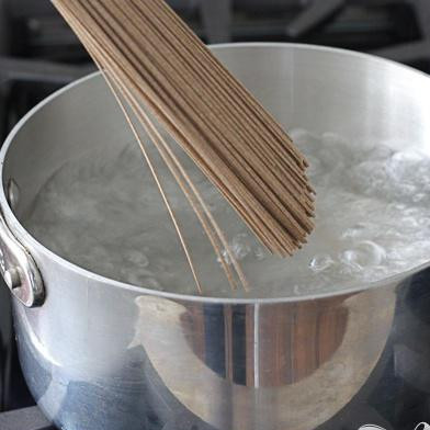 1. Этап. Лапша Сезам: Приготовьте макароны, как указано на упаковке.