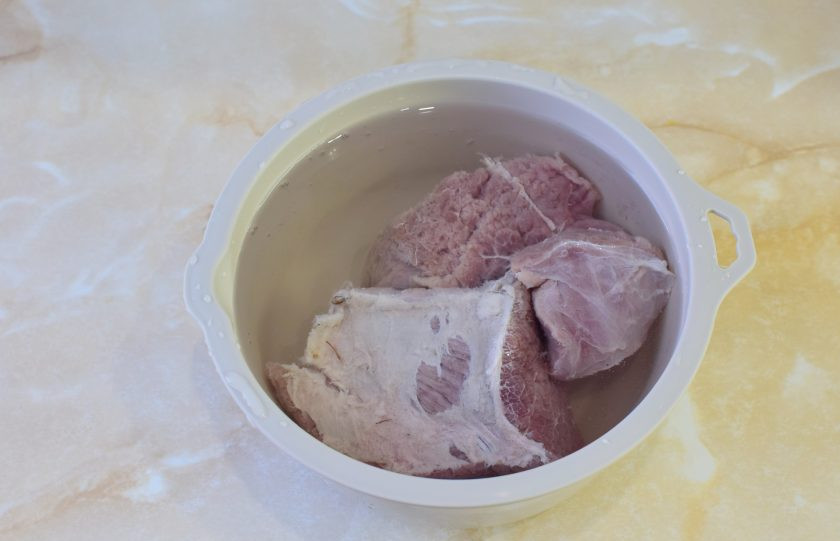 1. Этап. Лосятина с киви: Мясо залейте холодной водой и оставьте постоять на несколько часов. Это уберет с него лишнюю кровь.