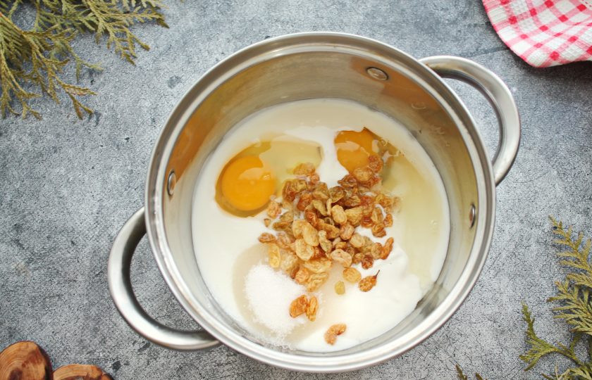 1. Этап. Аркас: Изюм тщательно вымойте и обсушите. Выложите изюм в кастрюлю и все хорошо перемешайте.