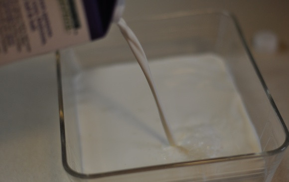 1. Этап. Сыр Филадельфия в домашних условиях: 1. В удобную форму налить молоко. Обычно закваска рассчитана на 3 литра молока, но при желании ее можно разделить и приготовить столько, сколько нужно.